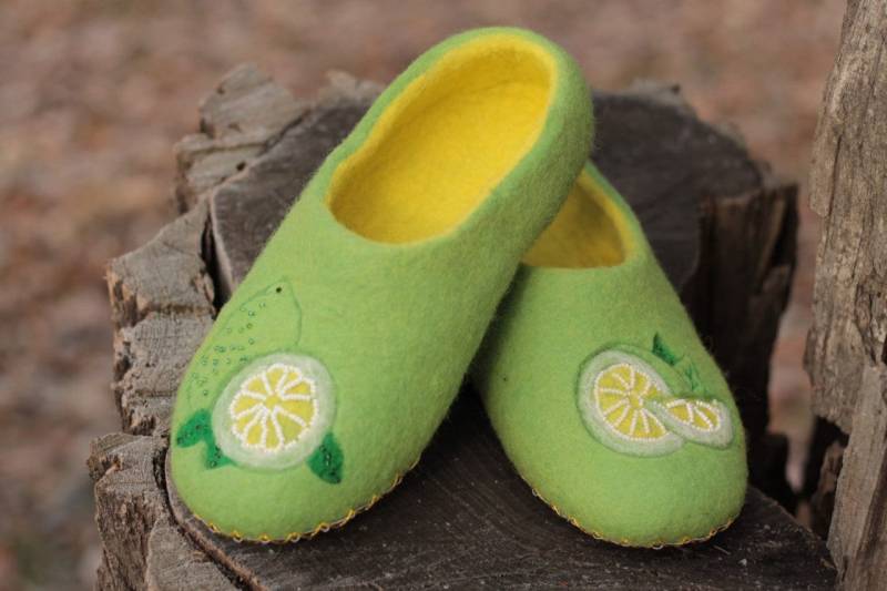 Grüne Gefilzte Bio Wolle Mit Zitrone Stickerei, Warme Filzschuhe Für Frauen, Filzschuhe, Gekochte Hausschuhe, Wollfilz von Nanasmit24
