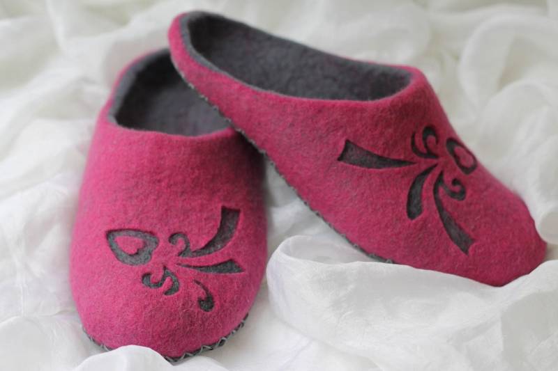 Rosa Wolle Hausschuhe Mit Sohlen, Gefilzte Frauenschuhe, Warme Schlafzimmer Haus Stiefel, Bio Wollfilzschuhe, Gemütliche Winter Sommer Hausschuhe von Nanasmit24