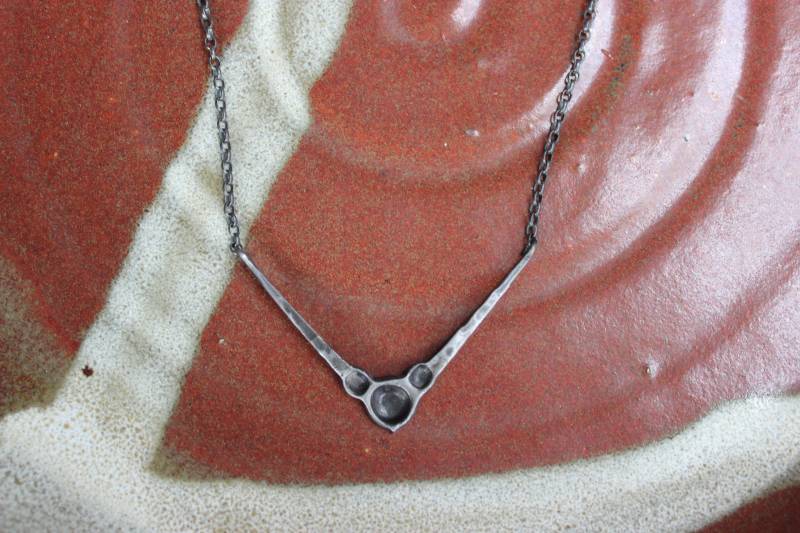 Geschmiedete Chevron Pendent Auf Oxidiertem Sterling Silberkette Geschmiedete Chevron Pendent Auf Oxidiertem Sterling Silberkette von NancyFeDesigns