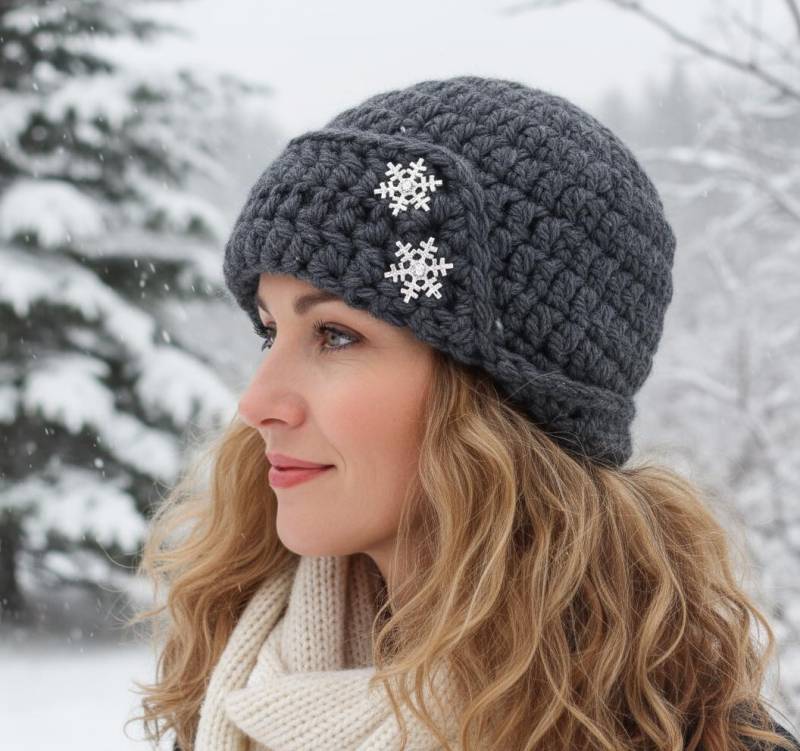 Gehäkelte Cloche Hat Mit Knöpfen Wintermütze Im Vintage Style von NancyHuberCreations