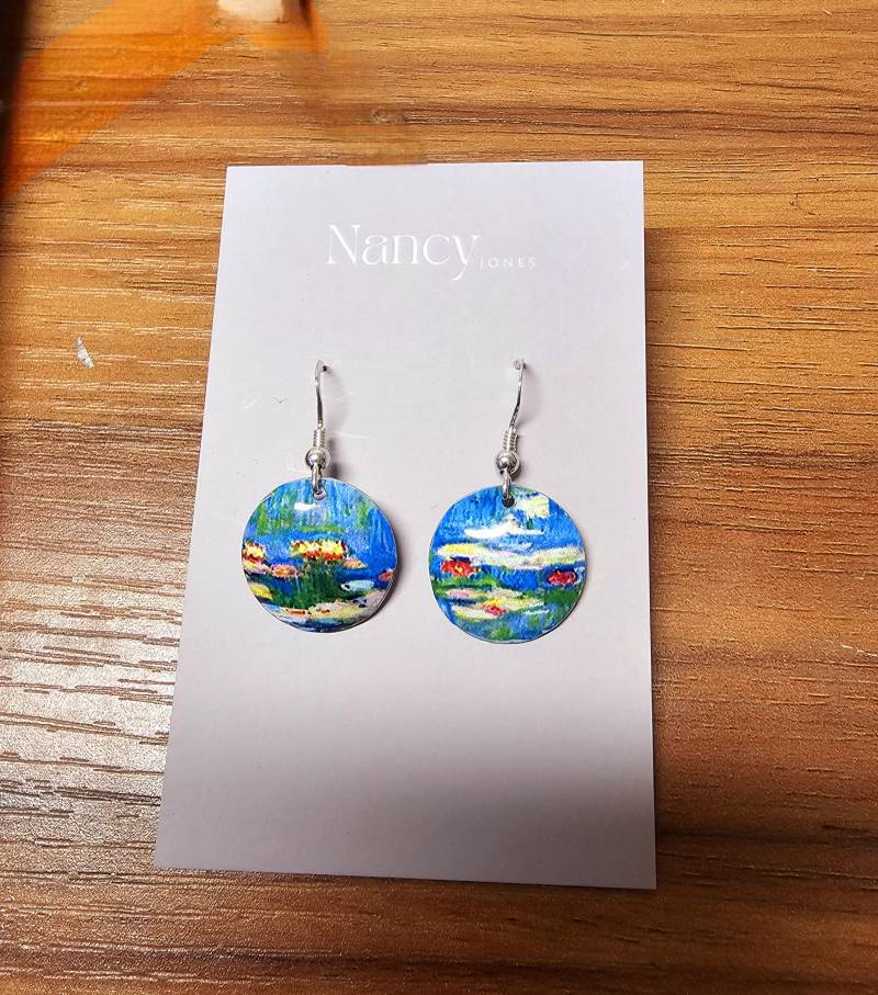 Handgemachte Blue Disc Floral Seerosen Ohrringe Sterling Silber Brisuren. Hochwertige Wasserdichte Leichte Dose Nicht Lackiertes Papier Oder Holz von NancyJonesJewellery