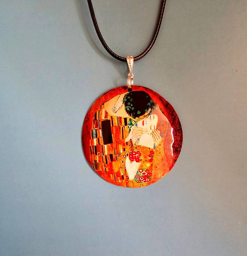 Handgemachter Klimt Kuss Groß Anhänger Mit Sterling Silber Montur. Hochwertige Wasserdichte Leichte Dose Nicht Lackiertes Papier Oder Holz von NancyJonesJewellery