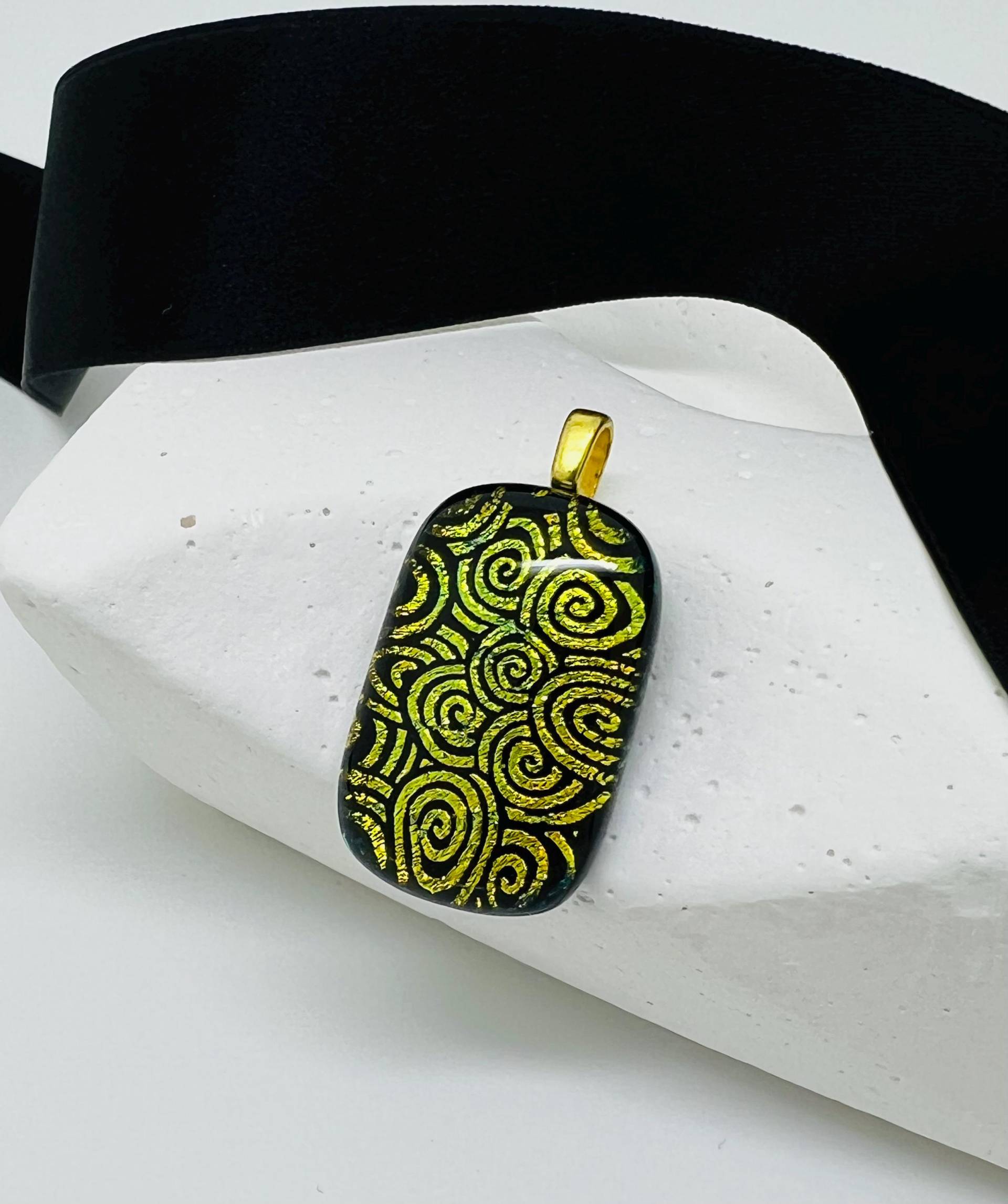 Handgefertigte Dichroic Glas Anhänger Gold & Schwarz Swirl Anhänger-Handgemachte Fusing Schmuck Handgefertigte Dichroic Glas Anhänger Gold & Schwarz Swirl Anhänger-Handgemachte Fusing Schmuck von NancyLathropDesigns