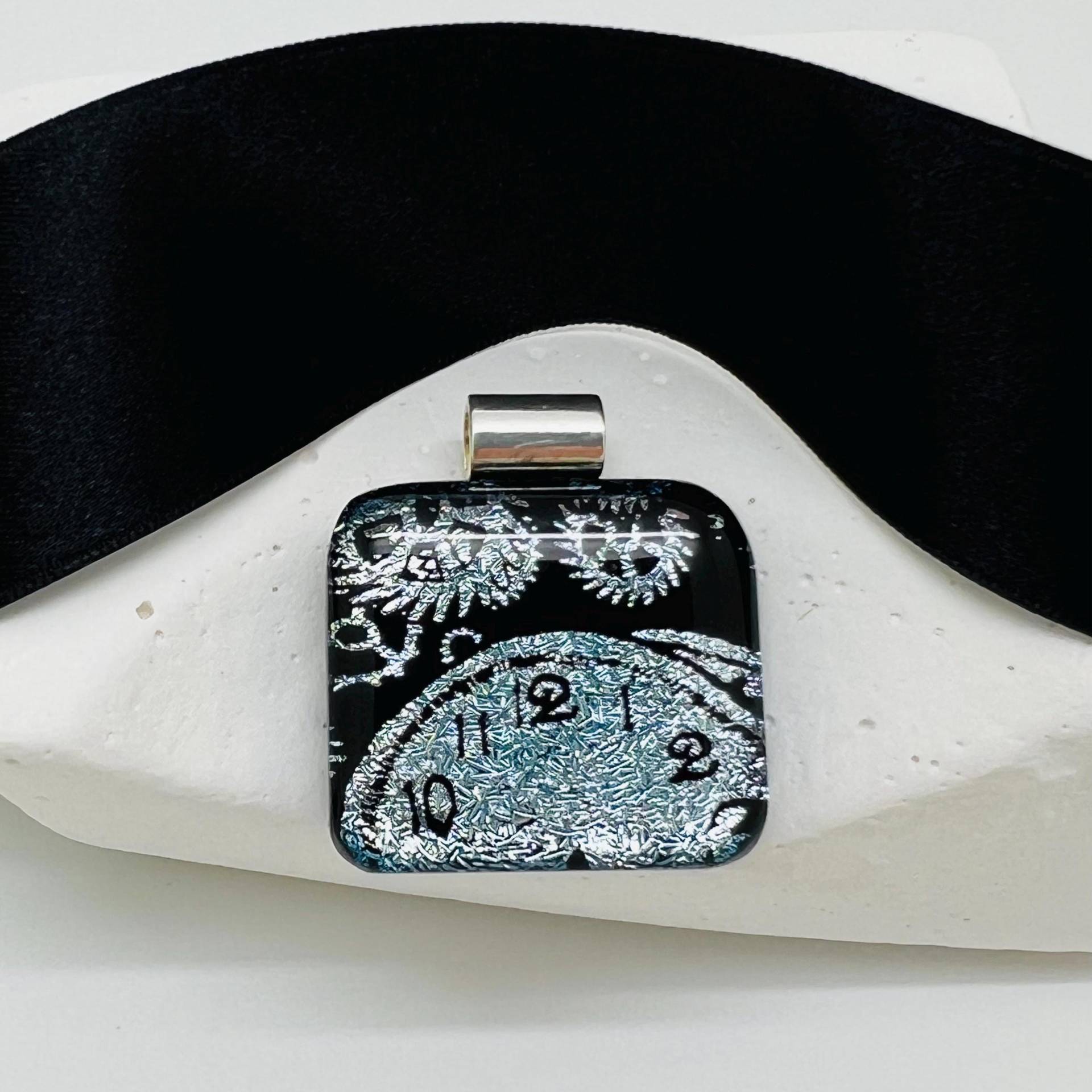 Handgefertigter Dichroic Glas Steampunk Anhänger Silber Uhr Zahnräder Handgefertigter Dichroic Glas Steampunk Anhänger Silber Uhr Zahnräder von NancyLathropDesigns