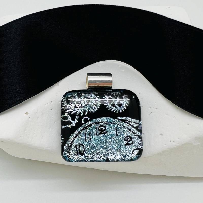 Handgefertigter Dichroic Glas Steampunk Anhänger Silber Uhr Zahnräder Handgefertigter Dichroic Glas Steampunk Anhänger Silber Uhr Zahnräder von NancyLathropDesigns