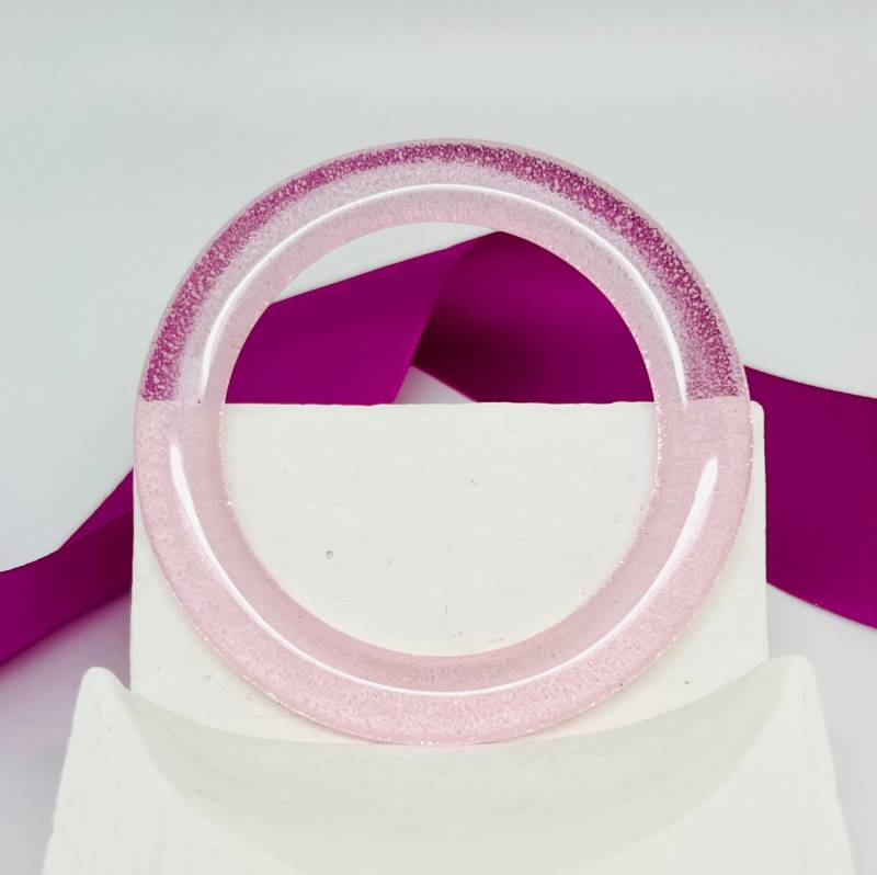 Handgefertigter Glas Armreif-Armband-Armband-Pale Rosa Transparent Glas-Modern Fusing Glass Accessoire | Größe 7 3/8 Handgefertigter Glas Armreif-Armband-Armband-Pale Rosa Transparent Glas-Modern Fusing Glass Accessoire | Größe 7 3/8 von NancyLathropDesigns