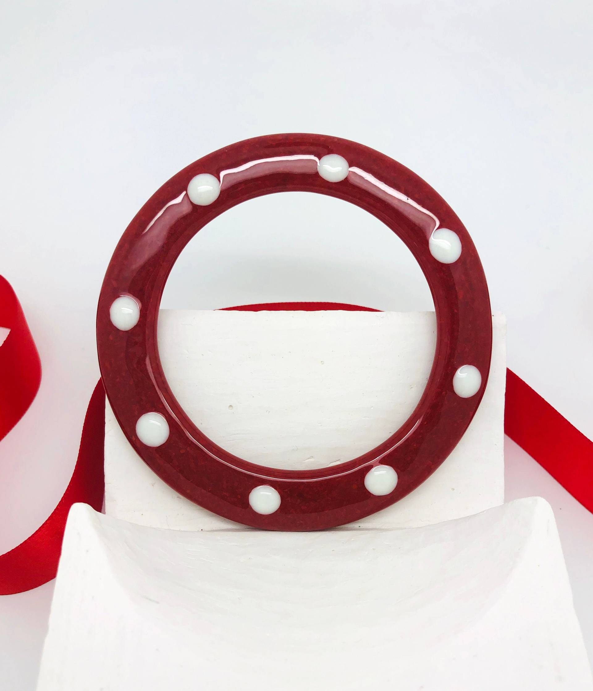 Handgefertigter Roter Glas Armreif Polka Dot Fusing Glass Armband | Größe 7 1/4 Handgefertigter Roter Glas Armreif Polka Dot Fusing Glass Armband | Größe 7 1/4 von NancyLathropDesigns