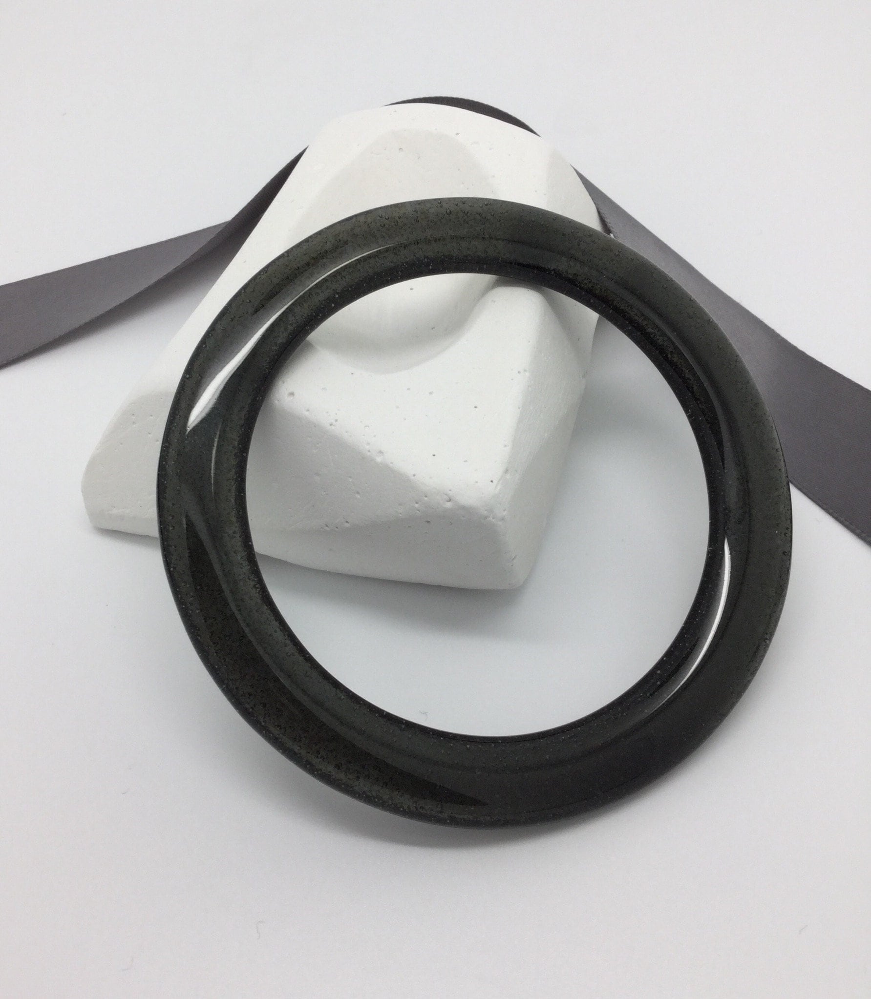 Handgefertigter Silbergrauer Armreif Aus Glas Moderner Schmuck | Größe 208 Handgefertigter Silbergrauer Armreif Aus Glas Moderner Schmuck | Größe 208 von NancyLathropDesigns