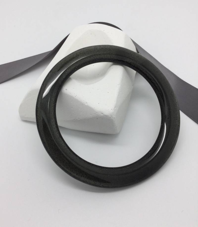 Handgefertigter Silbergrauer Armreif Aus Glas Moderner Schmuck | Größe 208 Handgefertigter Silbergrauer Armreif Aus Glas Moderner Schmuck | Größe 208 von NancyLathropDesigns