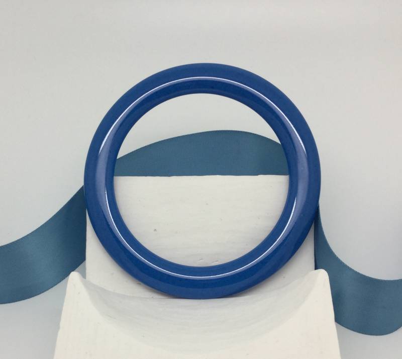 Handgemachter Armreif Aus Geschmolzenem Glas in Kornblumenblau Moderner Schmuck | Größe 20 von NancyLathropDesigns