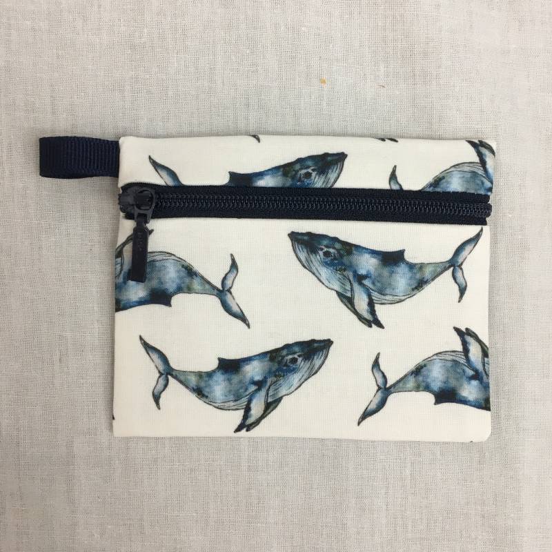 Blaue Wale Geldbörse Mit Reißverschluss, Kreditkartenetui, Ohrhörerbeutel, Ipod Halter von NancyPKdesigns