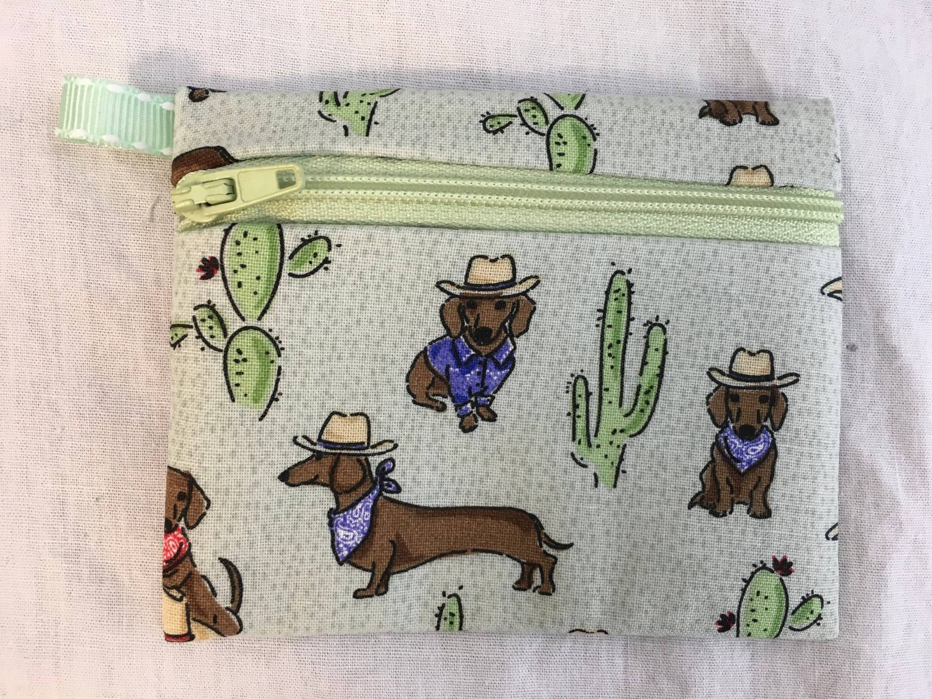 Cowboy Dackel Flacher Reißverschluss Geldbörse, Kreditkartenetui, Air Pod Hülle, Visitenkartenetui von NancyPKdesigns