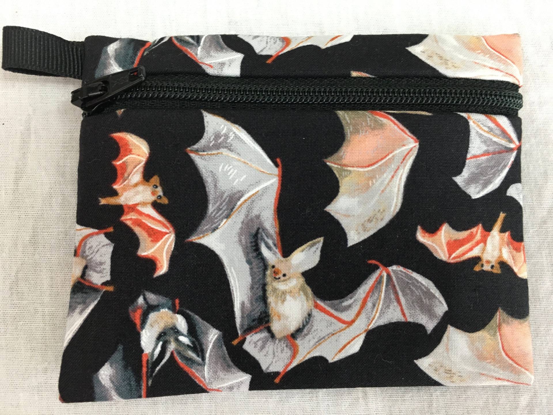 Fledermäuse Flacher Reißverschluss Geldbörse, Earbud Tasche, Air Pod Hülle, Kreditkartenetui von NancyPKdesigns