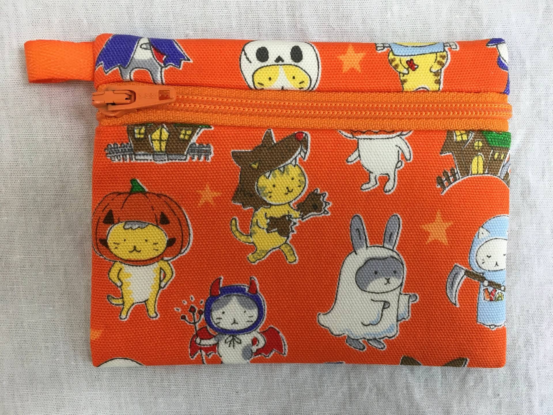 Halloween-Maskottchen-Flacher Reißverschluss-Geldbeutel, Kreditkarten-Brieftasche, Ohrhörer-Beutel, Airpod-Hülle von NancyPKdesigns