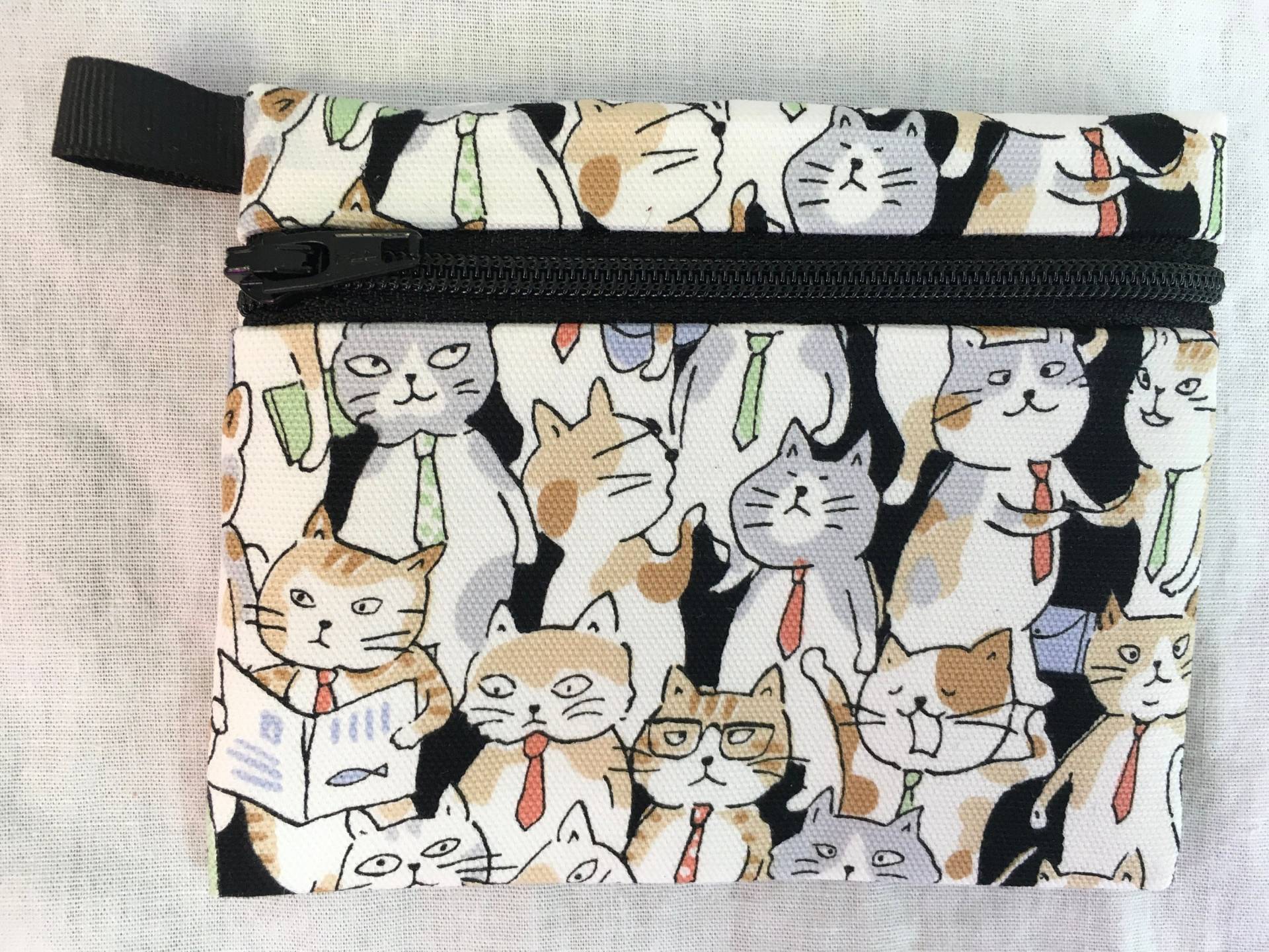 Katzen Mit Krawatte Flache Reißverschluss Geldbörse, Kreditkartenetui, Ohrstecker, Airpod Hülle von NancyPKdesigns