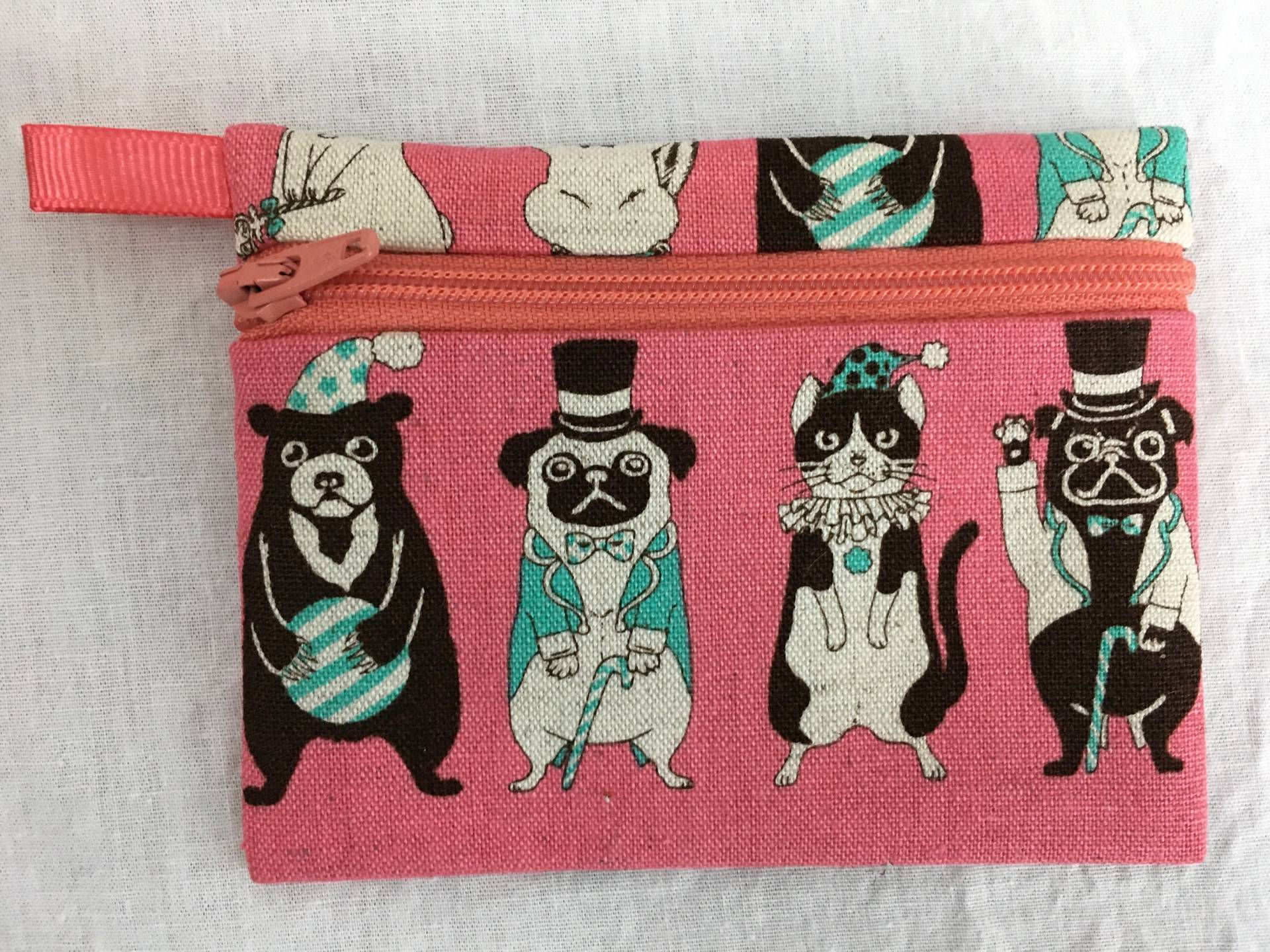 Leinen/Baumwolle Animal Parade Flacher Reißverschluss Geldbörse, Airpod-Hülle, Kreditkartenetui, Ohrhörertasche von NancyPKdesigns