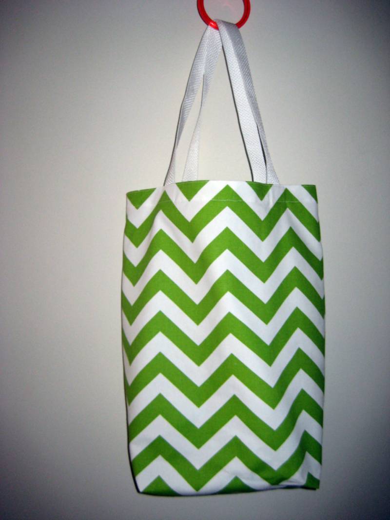 Limettengrüne Und Weiße Chevron-Wiederverwendbare Einkaufs -/Markttasche von NancyPKdesigns