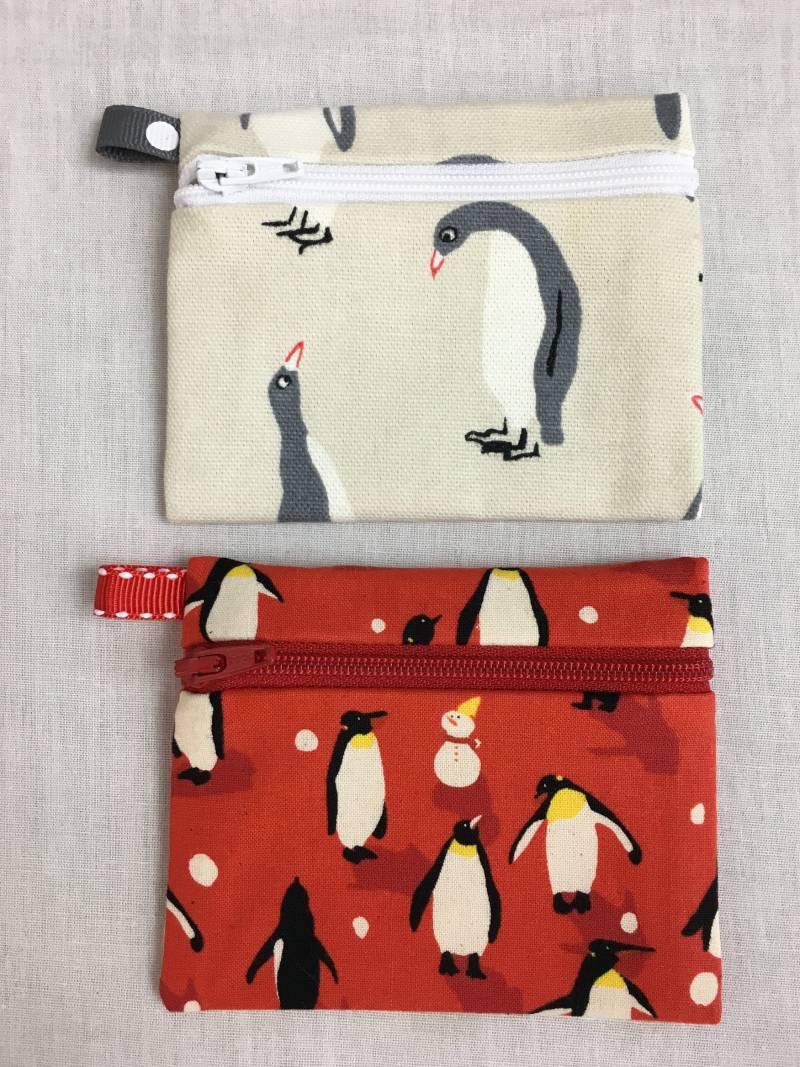 Pinguin Flache Geldbörse Mit Reißverschluss, Kreditkartenetui, Ohrhörerbeutel, Ipod Halter von NancyPKdesigns