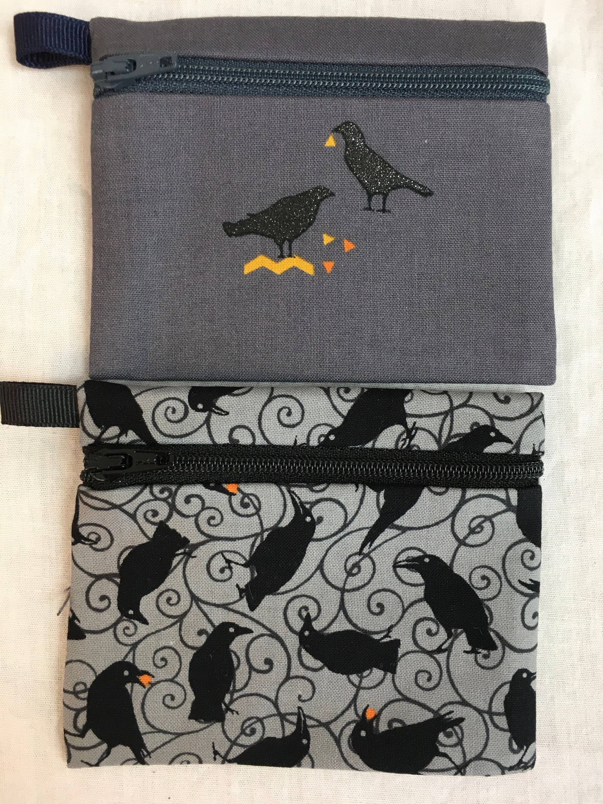 Raven Flacher Reißverschluss Geldbörse, Kreditkartenetui, Ohrhörertasche, Airpod-Hülle von NancyPKdesigns