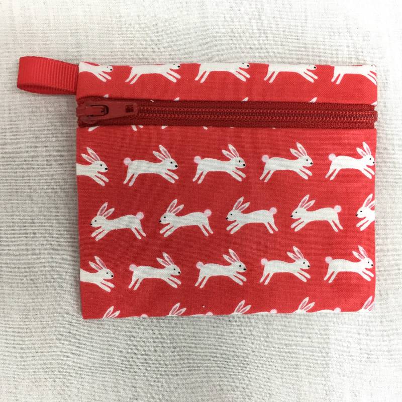 Rote Kleine Häschen-Reißverschluss-Geldbörse, Kreditkartenmappe, Ohrhörerbeutel, Ipod-Halter von NancyPKdesigns