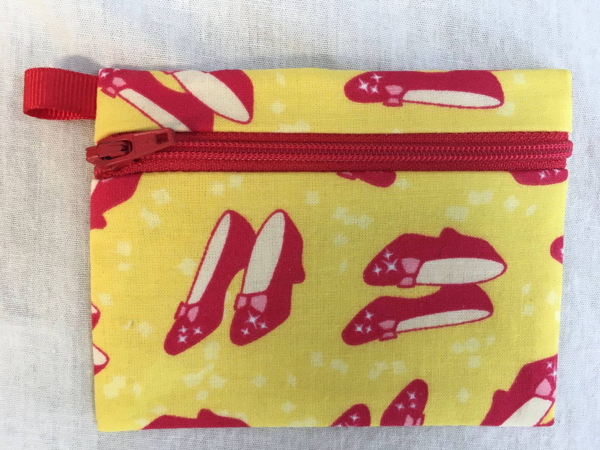 Rote Schuhe Flache Reißverschluss Geldbörse, Kreditkartenetui, Air Pod Hülle, Organizer Tasche von NancyPKdesigns