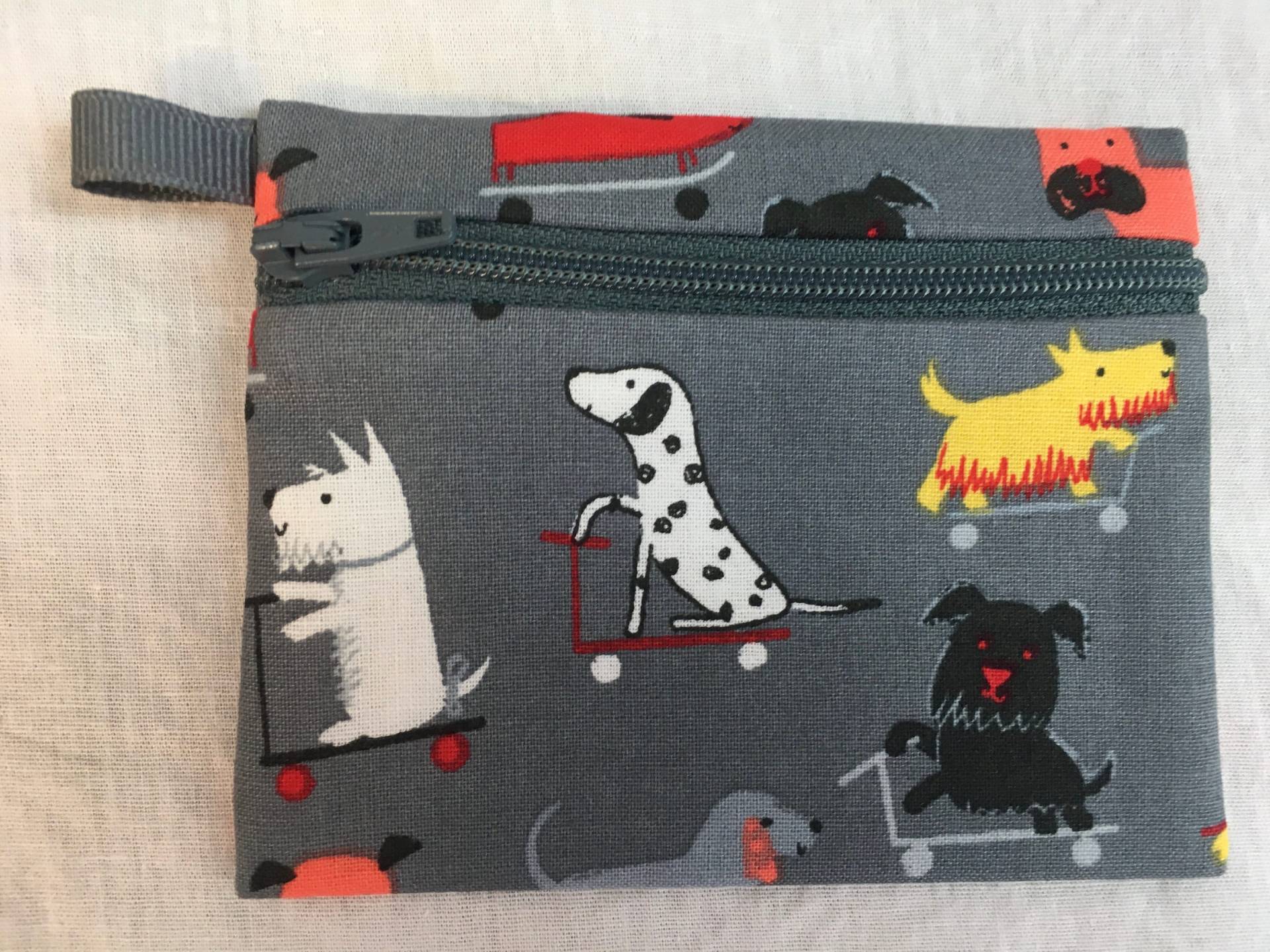 Skate Board/Roller Hunde Flache Reißverschluss Geldbörse, Kreditkartenportemonnaie, Airpod Hülle, Gadget-Tasche von NancyPKdesigns