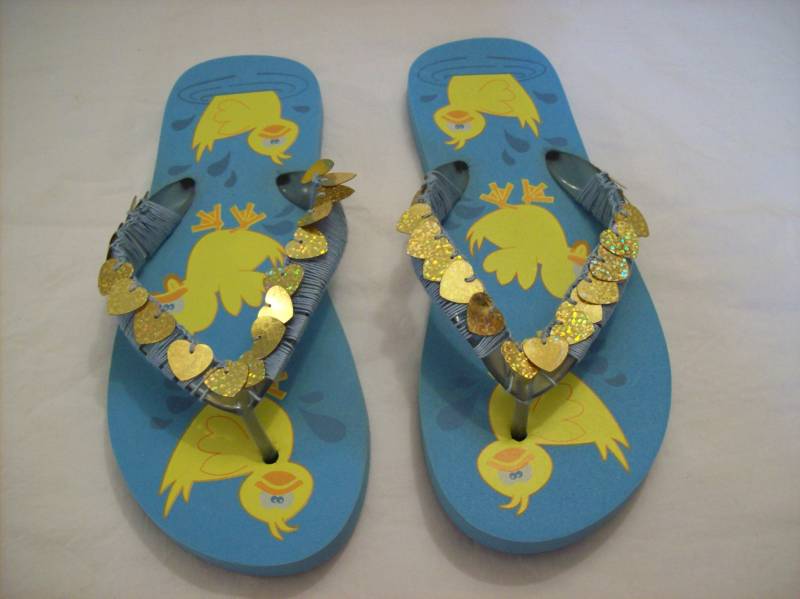 Damen Flip Flops/Sandalen Mit Gold Farbe Herz Armreif Dekoration Blau Gelben Ente Design Auf Flops Größe M 7/8 von NancysFiberCrafts