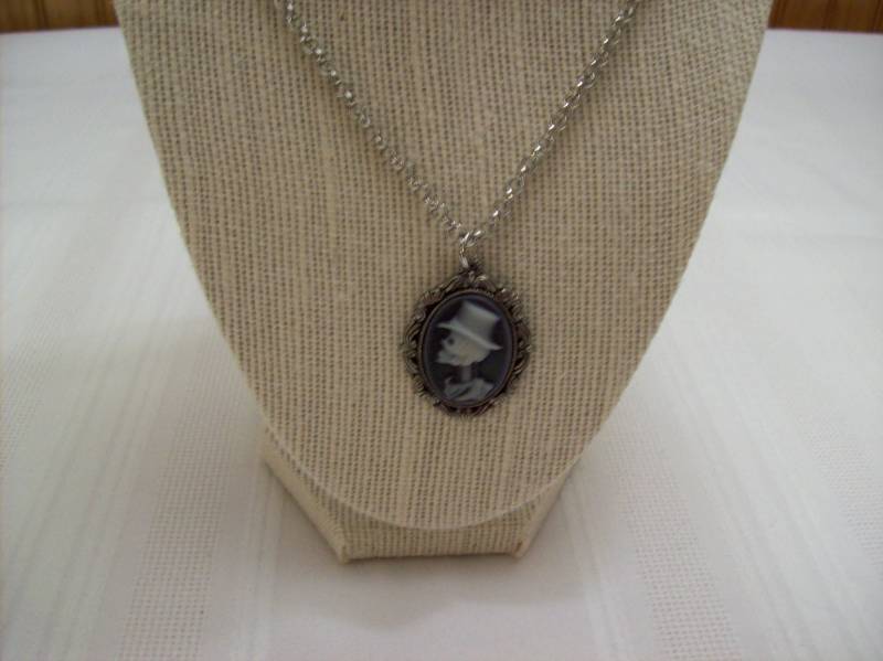 Gothic Crypt Kamee Halskette Mit 26 Zoll Nichol Freie Kette Männliches Skelett von NancysFiberCrafts