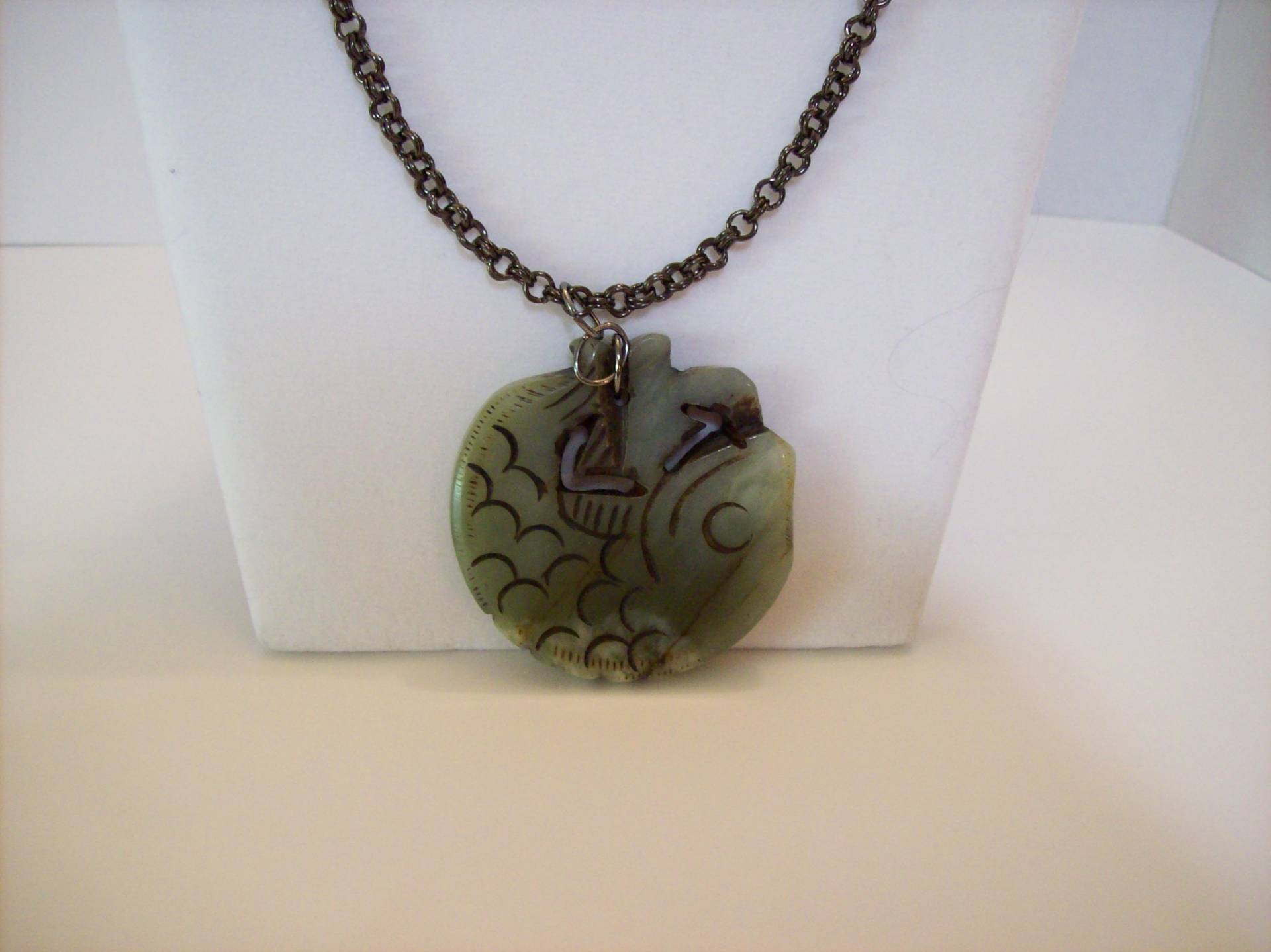 Grün Glas Fisch Anhänger Halskette - Braun Geätztes Design, 28-Zoll-Kette von NancysFiberCrafts