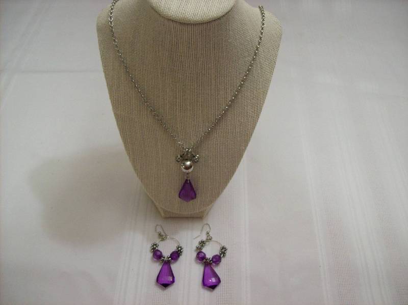 Lila Acryl Baumeln Halskette Und Hoop Ohrring Set - 24 Inch Kette von NancysFiberCrafts