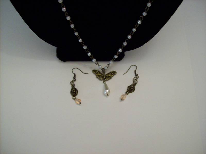 Perlenkette Akzent & Ohrring Set Antik Gold Schmetterling Und Perle Anhänger 32 Zoll Kette 1 Ohrringe Sind Antikgold Rosa von NancysFiberCrafts