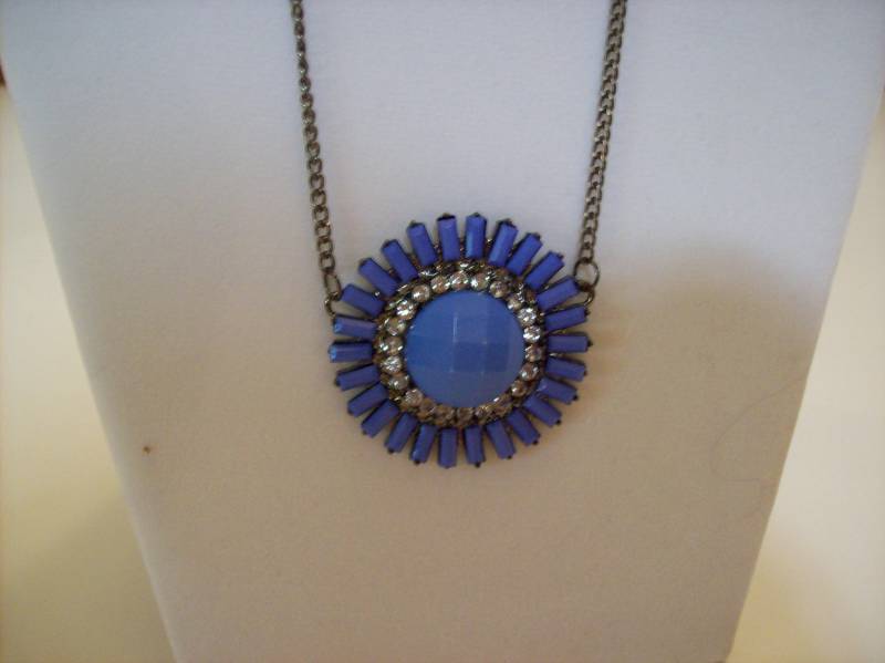 Perwinkle Blau Blumen Anhänger Halskette 24 Zoll Antik Silber Farbe Nichol Freie Kette Auf Metallenem Sockel von NancysFiberCrafts