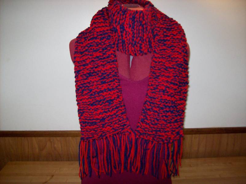 Handgestrickter Roter Und Marineblauer Acryl Winterschal von NancysFiberCrafts