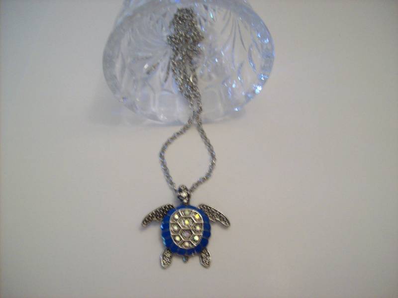 Schildkröte Anhänger Halskette Silber Farbe Mit Blauen Akzenten Klaren Strass 28 Zoll Nichol Kette von NancysFiberCrafts