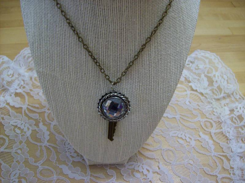 Antike Bronze Schlüssel Anhänger Halskette Klarer Glasstein, Kronkorken Design von NancysFiberCrafts