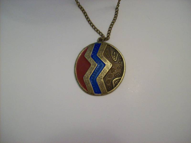 Tex Mex Halskette Brüniert Gold Farbe Türkis Mit Burgunder 26 Zoll Nichol Freie Kette 2-Zoll-Anhänger von NancysFiberCrafts