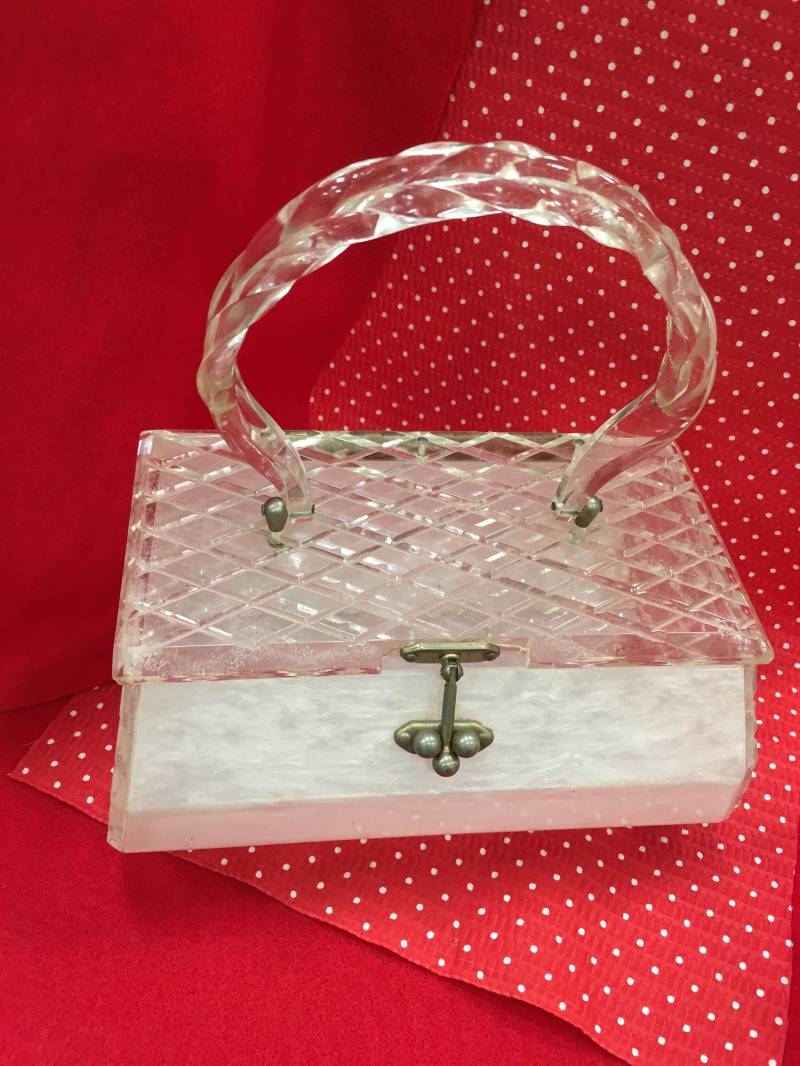 Verträumte Klar Diamanten Geschnitten Und Perlglanz Weiß Lucite Handtasche von NancysRetroRarities