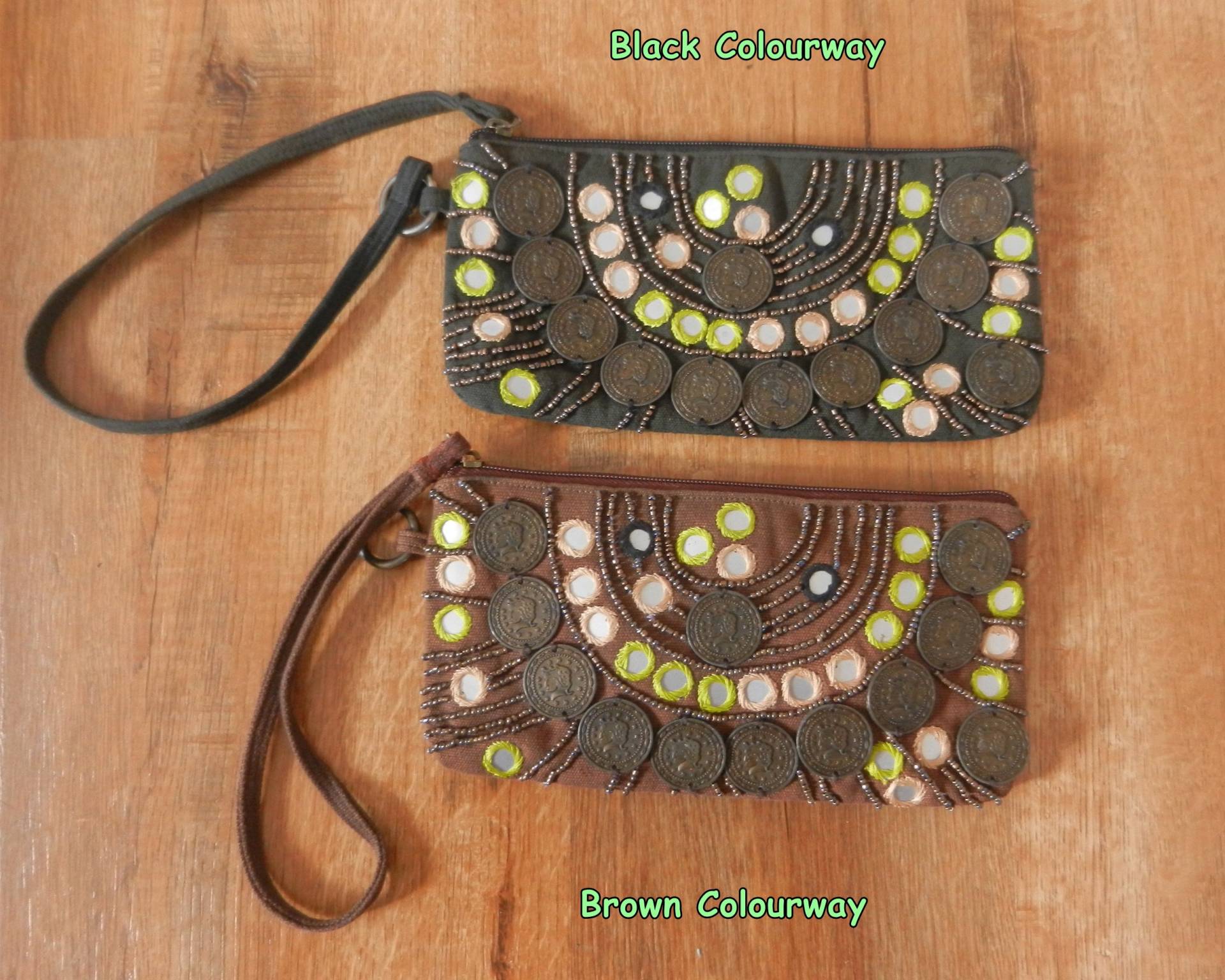 Bestickte Geldbörse Aus Baumwoll Canvas Cherokee Wristlet Clutch von Nandeetas