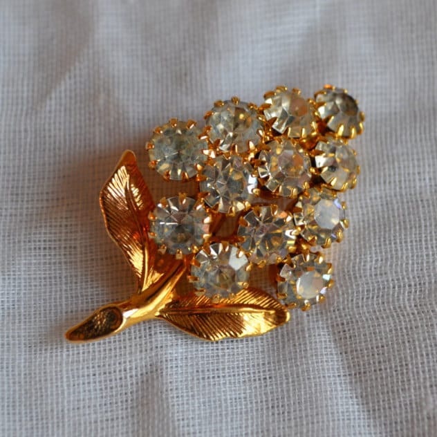 Gold Farbig & Strass Leaf Brosche Gold Farbig & Strass Leaf Brosche von NanettesSparkleParty