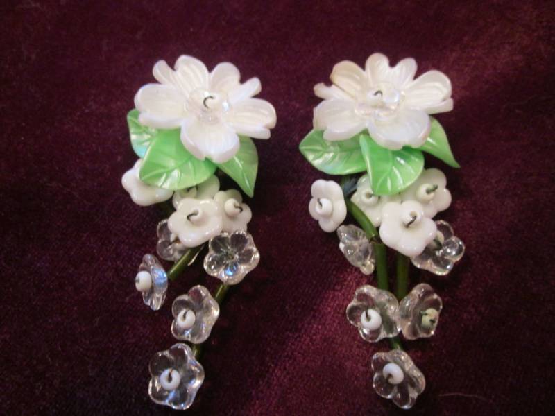 Ein Paar Vintage Blümchen Kunststoff Ohrclips Ein Paar Vintage Blümchen Kunststoff Ohrclips von NannaBellaHome