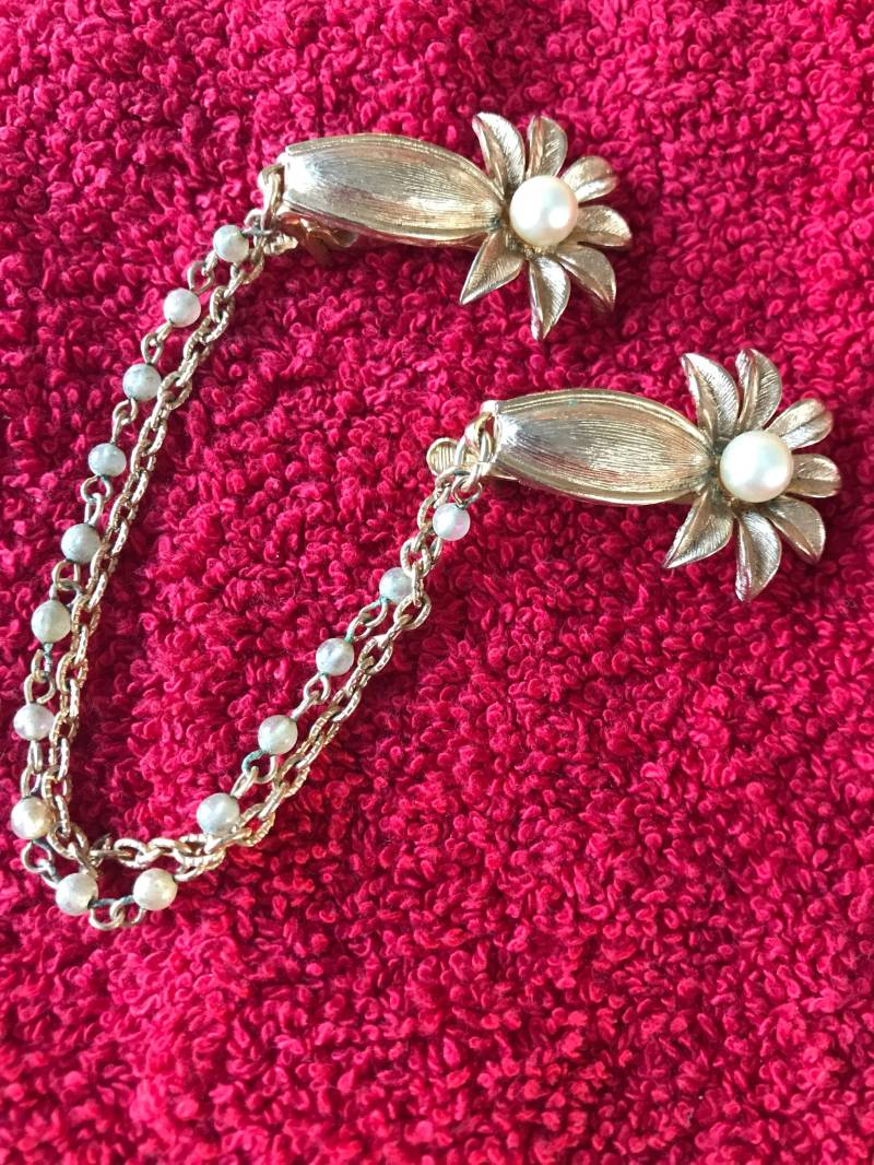 Vintage 1950Er Jahre Chatelaine Brosche; Goldblumen Mit Perle Mitten Vintage 1950Er Jahre Chatelaine Brosche; Goldblumen Mit Perle Mitten von NannaBellaHome