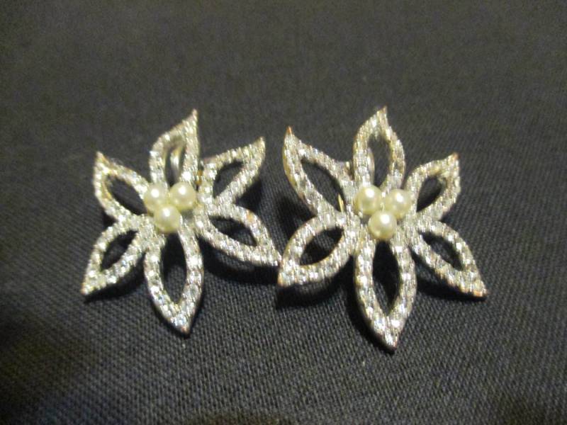 Vintage Carolee Strass Blüten Ohrclips Mit Perle in Der Mitte von NannaBellaHome