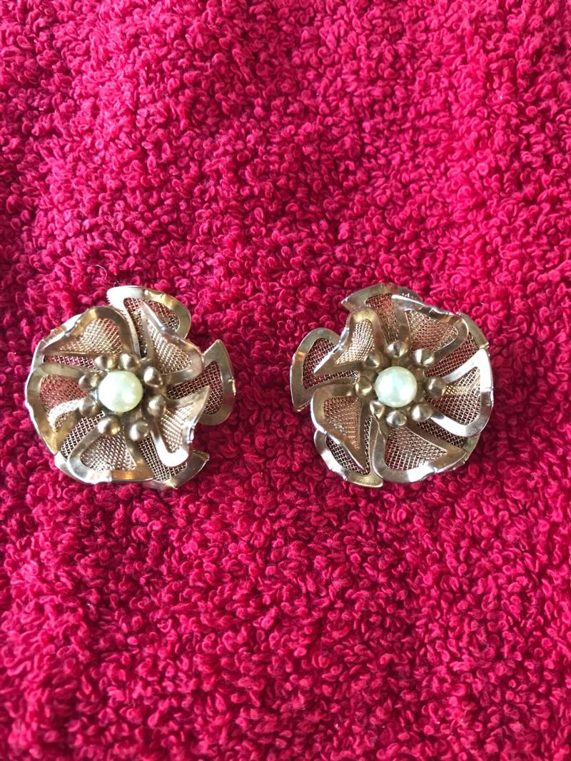 Vintage Signierte Bed 1950 Goldfarbene Ohrclips An Floralen Ohrringen Vintage Signierte Bed 1950 Goldfarbene Ohrclips An Floralen Ohrringen von NannaBellaHome