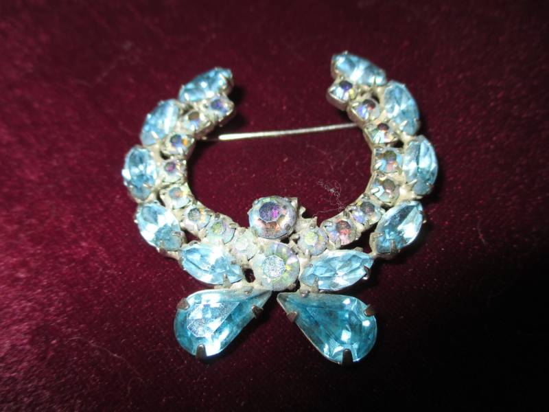 Wunderschöne Vintage Signierte Weiss Blau Und Aurora Borealis Strass Brosche von NannaBellaHome