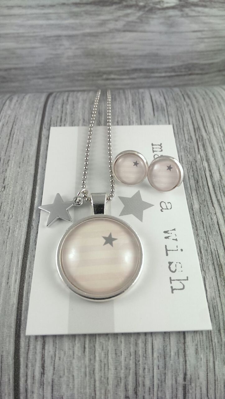 Set Kette Und Ohrstecker Rosa-Silber Set Kette Und Ohrstecker Rosa-Silber von NanniundHanni