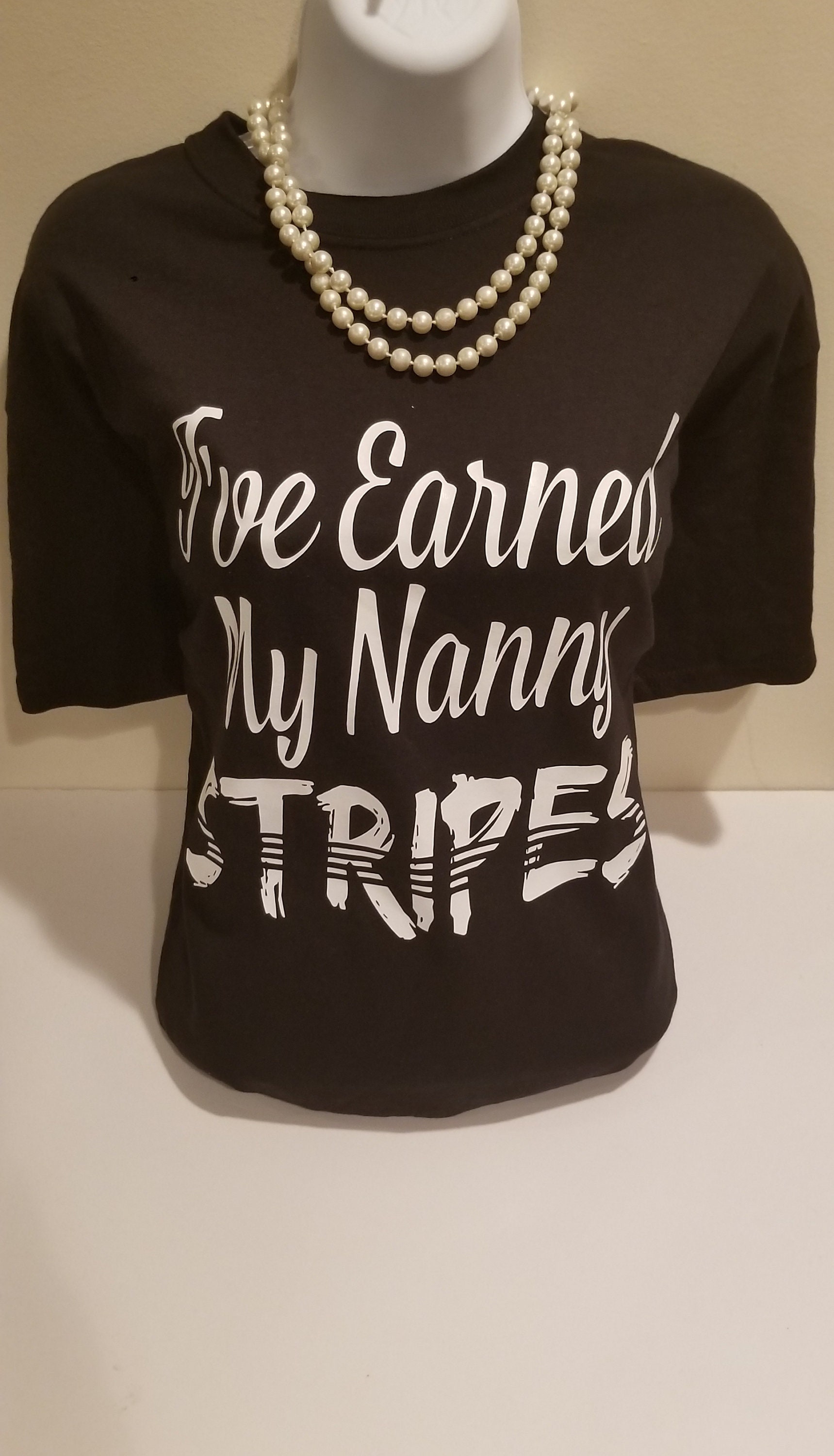Nanny T-Shirt | Ich Habe Meine Streifen Verdient Nanny T-Shirt | Ich Habe Meine Streifen Verdient von NannyApparel