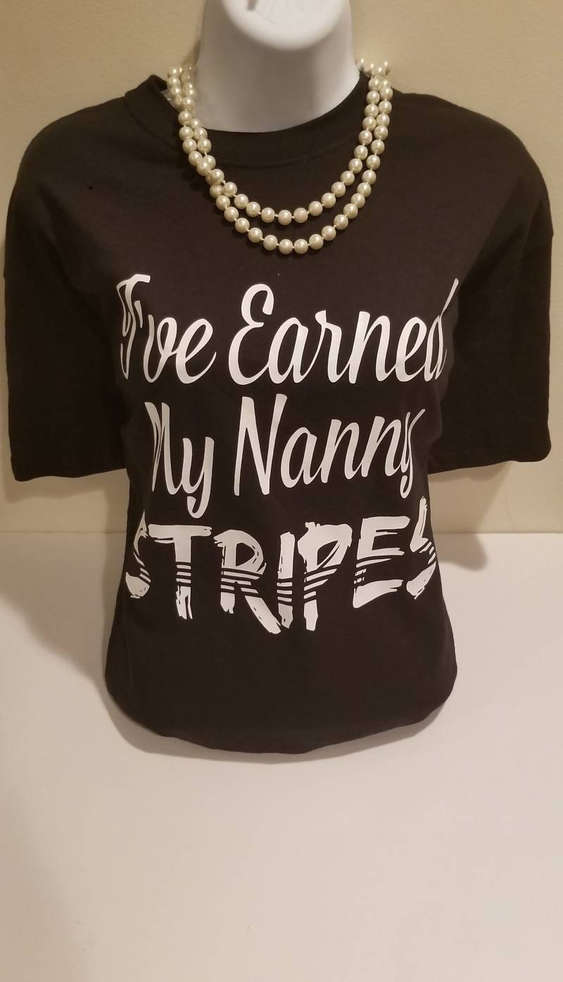 Nanny T-Shirt | Ich Habe Meine Streifen Verdient Nanny T-Shirt | Ich Habe Meine Streifen Verdient von NannyApparel