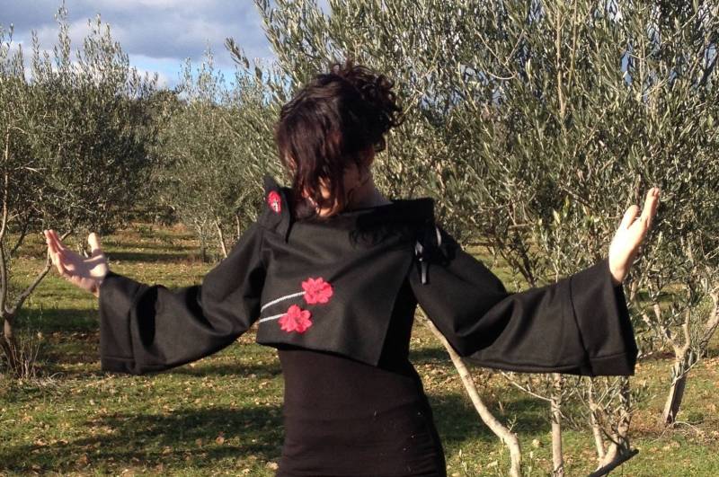 100 % Wolle Schwarz Mohn Rosa Bestickt, Bolero Und Passenden Pin von NanouFromTheCourt