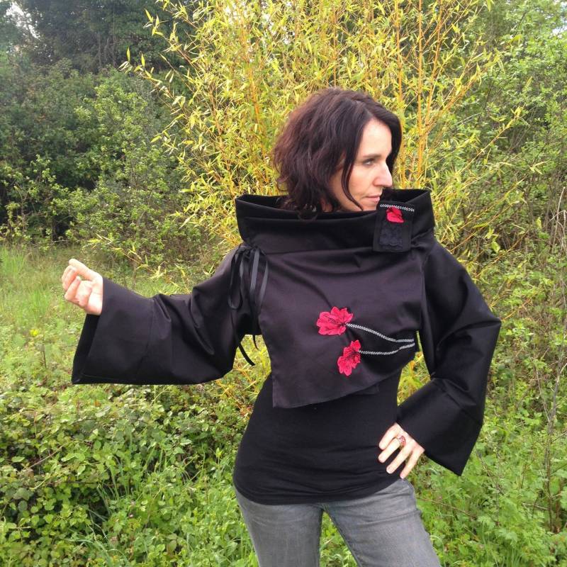 Bolero Aus Baumwolle Spandex Schwarz Bestickt Rosa Mohnblumen Und Passenden Pin von NanouFromTheCourt