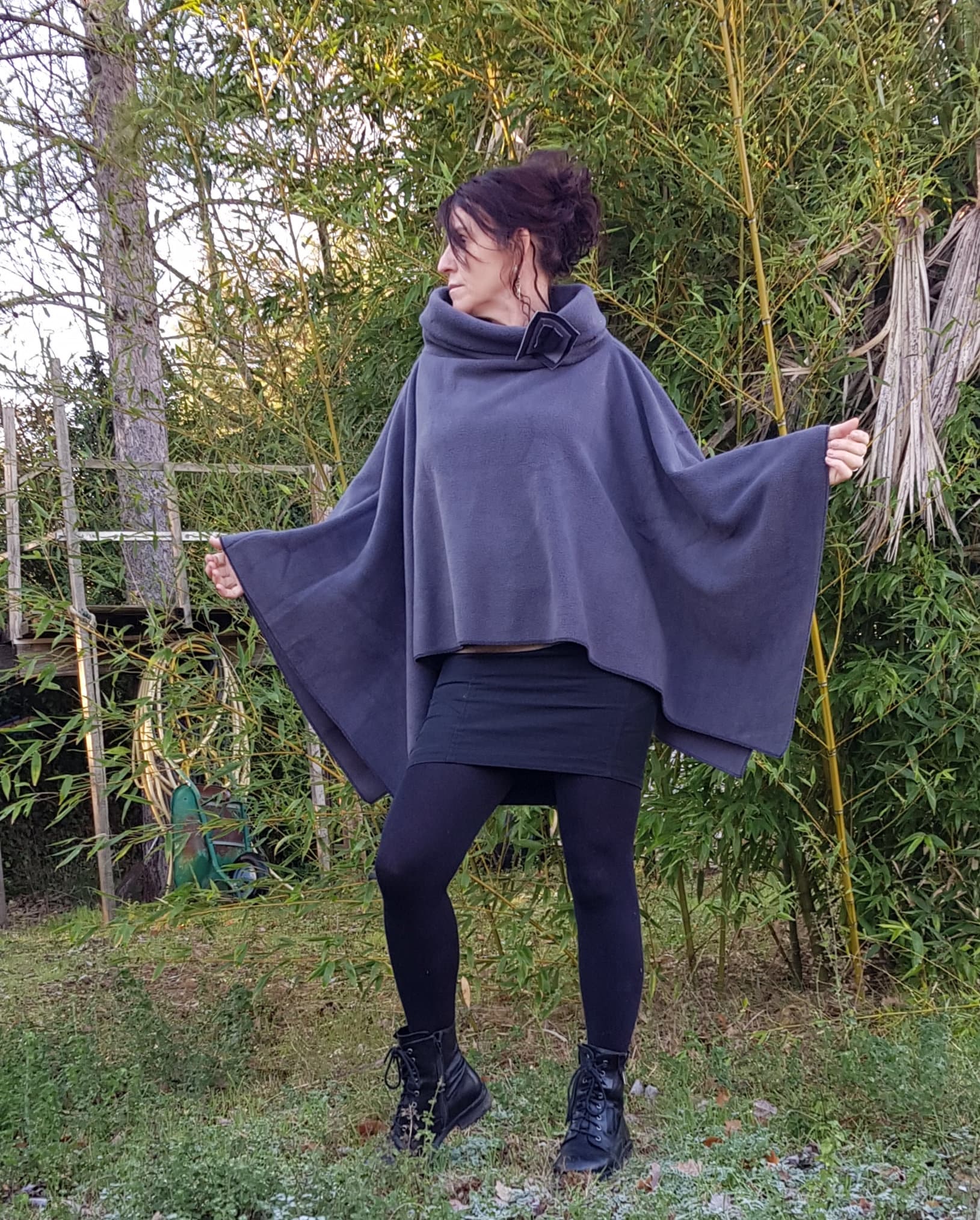 Cape Fleece Rock, Grauer Poncho, Cape, Passende Brosche, Warmer Fleecerock Cape Fleece Rock, Grauer Poncho, Cape, Passende Brosche, Warmer Fleecerock von NanouFromTheCourt